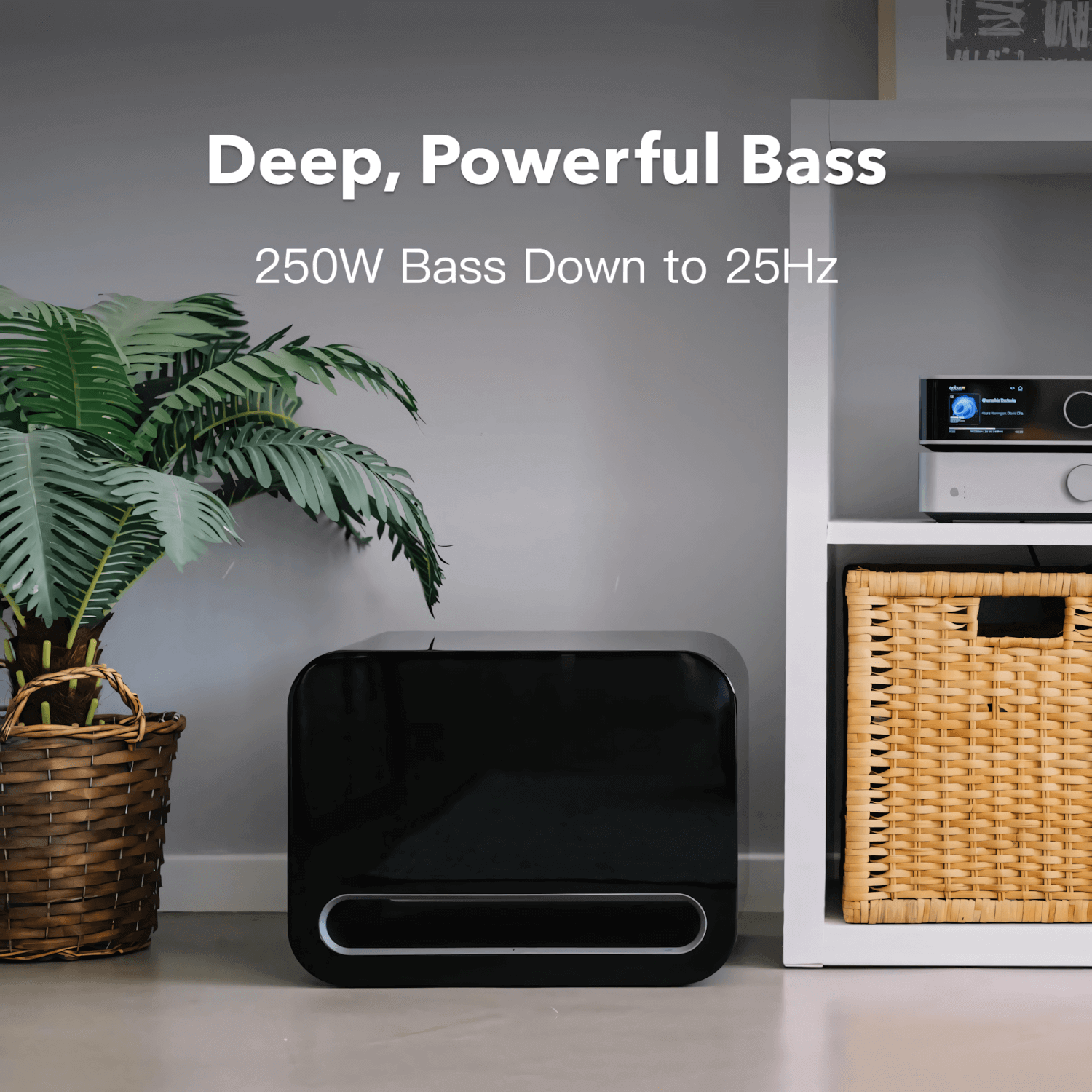 WiiM Sub Pro 250W aktivni subwoofer postavljen v kotu dnevne sobe za diskretno in močno dopolnitev Hi-Fi sistema.