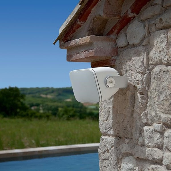 Bowers & Wilkins AM1 zvočnik za terase – Zasnovan za uporabo na terasi ali v okolici bazena z odličnimi zvočnimi zmogljivostmi.
