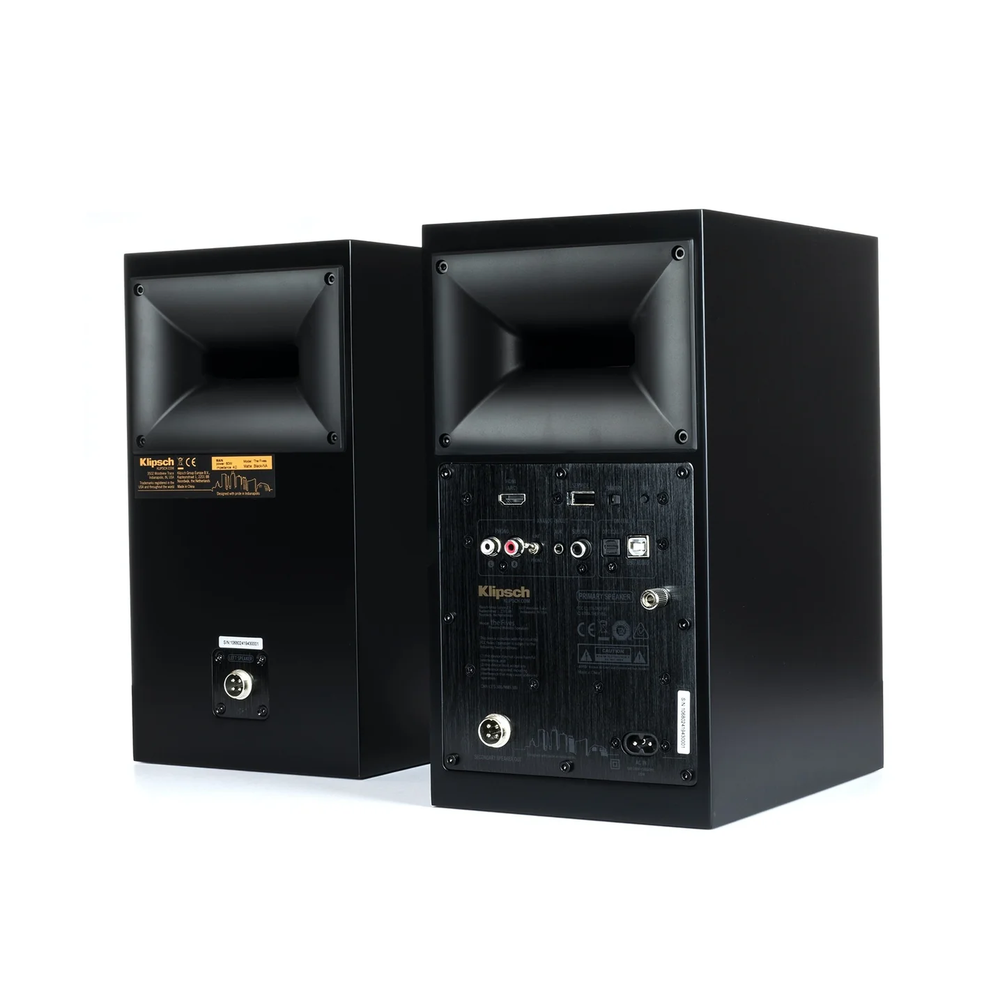 Zadnja stran zvočnikov Klipsch The Fives s prikazom vseh vhodov, vključno s priključkom za subwoofer in analognimi kontrolami.