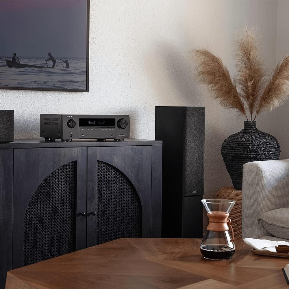 Primer uporabe Denon AVR-X1700H sprejemnika v kombinaciji z drugimi AV komponentami v dnevni sobi. 