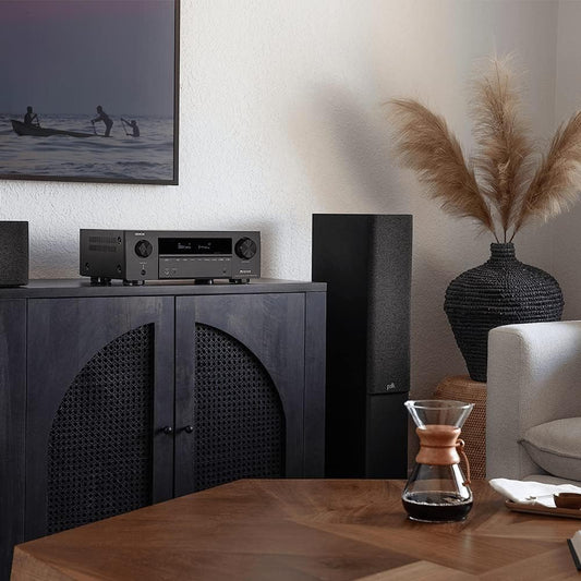 Primer uporabe Denon AVR-X1700H sprejemnika v kombinaciji z drugimi AV komponentami v dnevni sobi. 