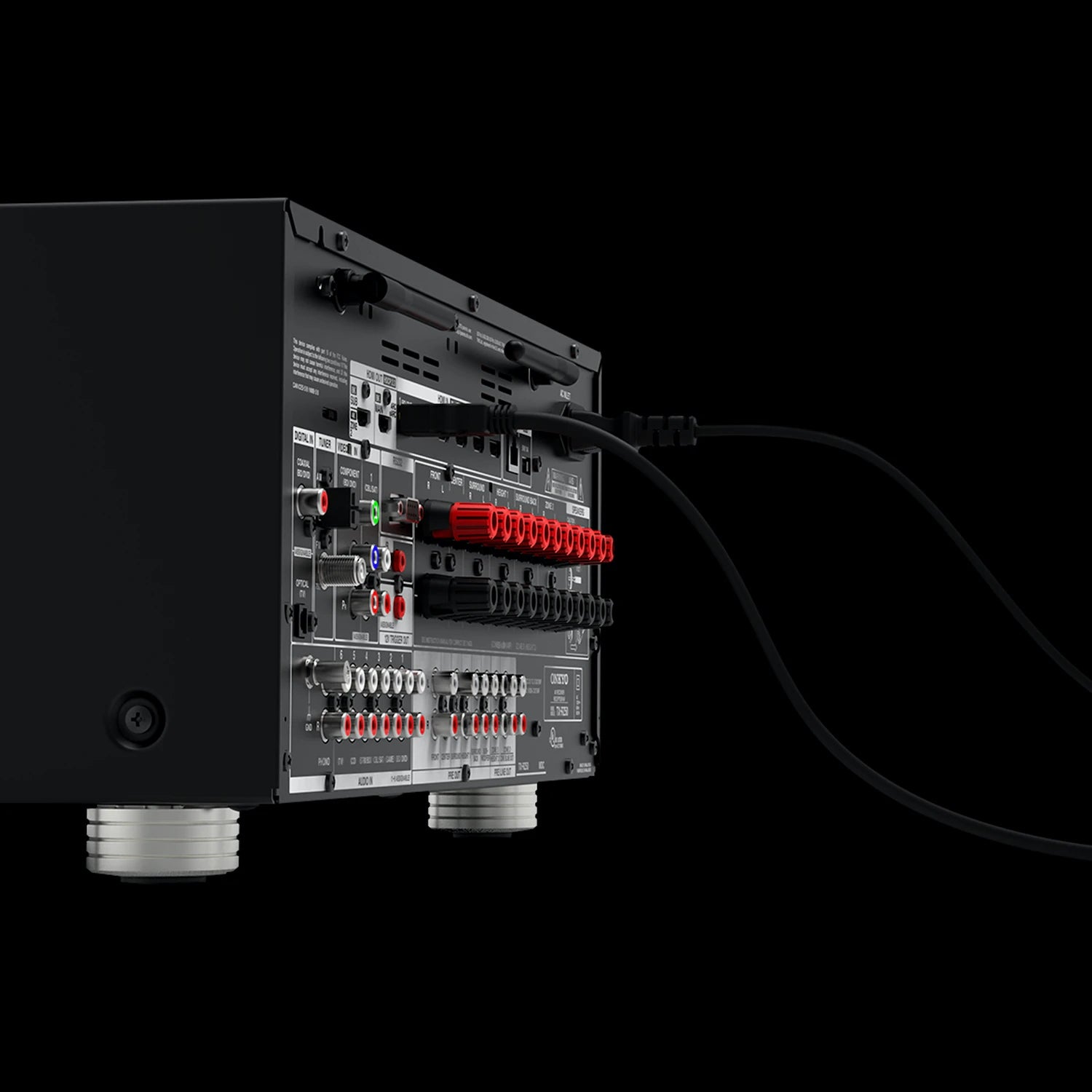 Onkyo TX-RZ50 – zadnji panel s priključki | Poglobljen pogled na HDMI vhode, večkanalne pre-out izhode in priključke za zvočnike.