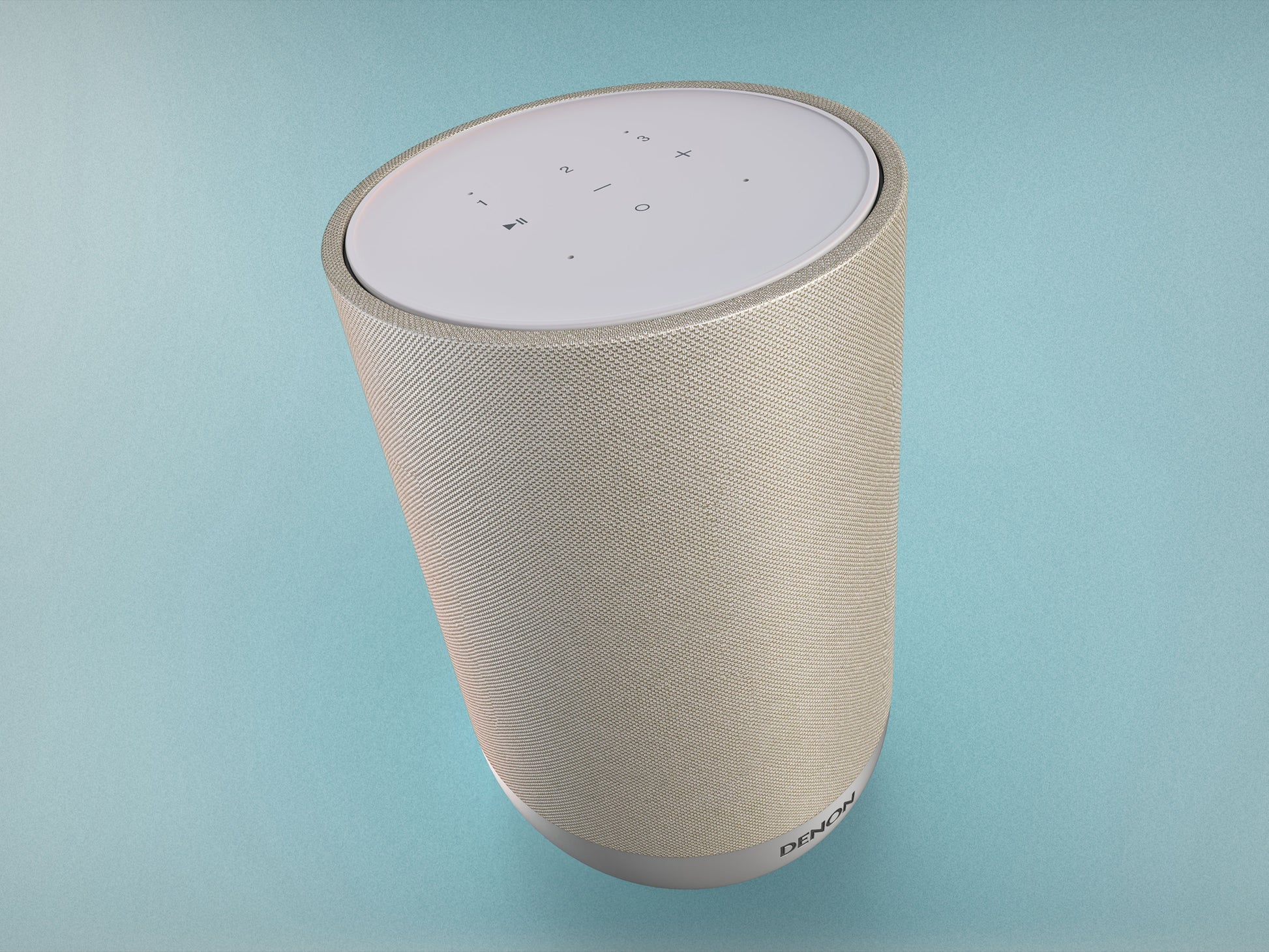 Osvetljena nadzorna plošča z vgrajenimi senzorji bližine in tremi tipkami za hitro izbiro (Quick Select) na zvočniku Denon Home 200.