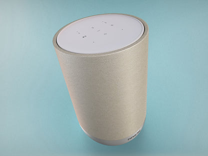 Osvetljena nadzorna plošča z vgrajenimi senzorji bližine in tremi tipkami za hitro izbiro (Quick Select) na zvočniku Denon Home 200.