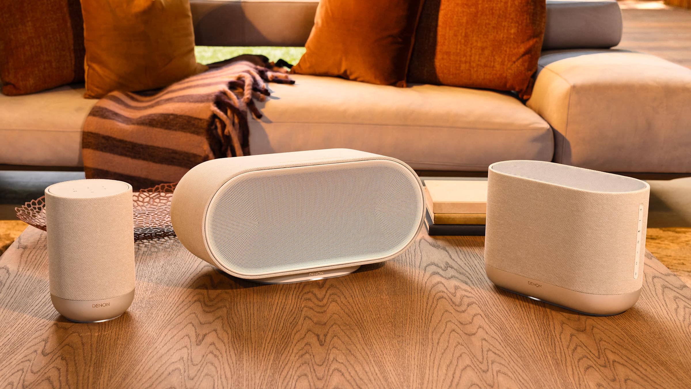 Elegantna postavitev zvočnikov Denon Home v ambientu stanovanja, ki prikazuje multiroom povezljivost in sodoben dizajn pametnega avdio sistema.