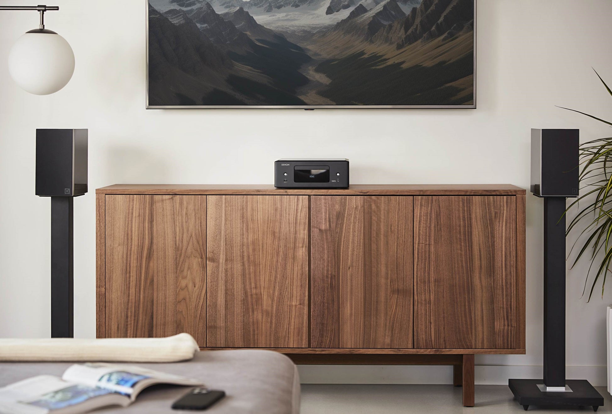 Primer uporabe Denon CEOL N12 DAB mini mrežnega stereo sprejemnika v kombinaciji z zvočniki Klipsch v modernem dnevnem prostoru 