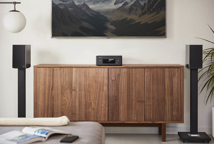 Primer uporabe Denon CEOL N12 DAB mini mrežnega stereo sprejemnika v kombinaciji z zvočniki Klipsch v modernem dnevnem prostoru 
