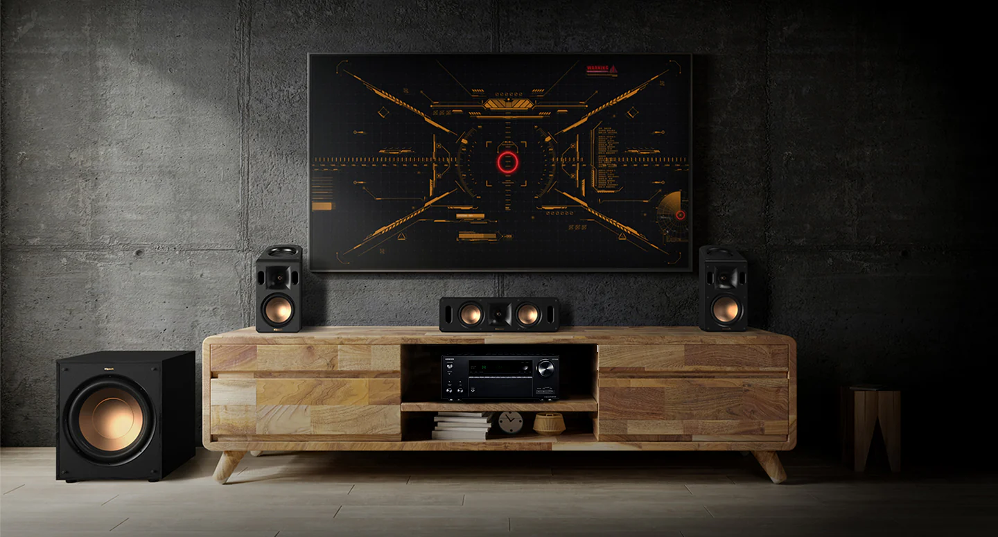 AV sprejemnik Onkyo TX-NR 7100 v domačem kinu – Naprava priključena na TV in zvočni sistem Klipsch v dnevni sobi.