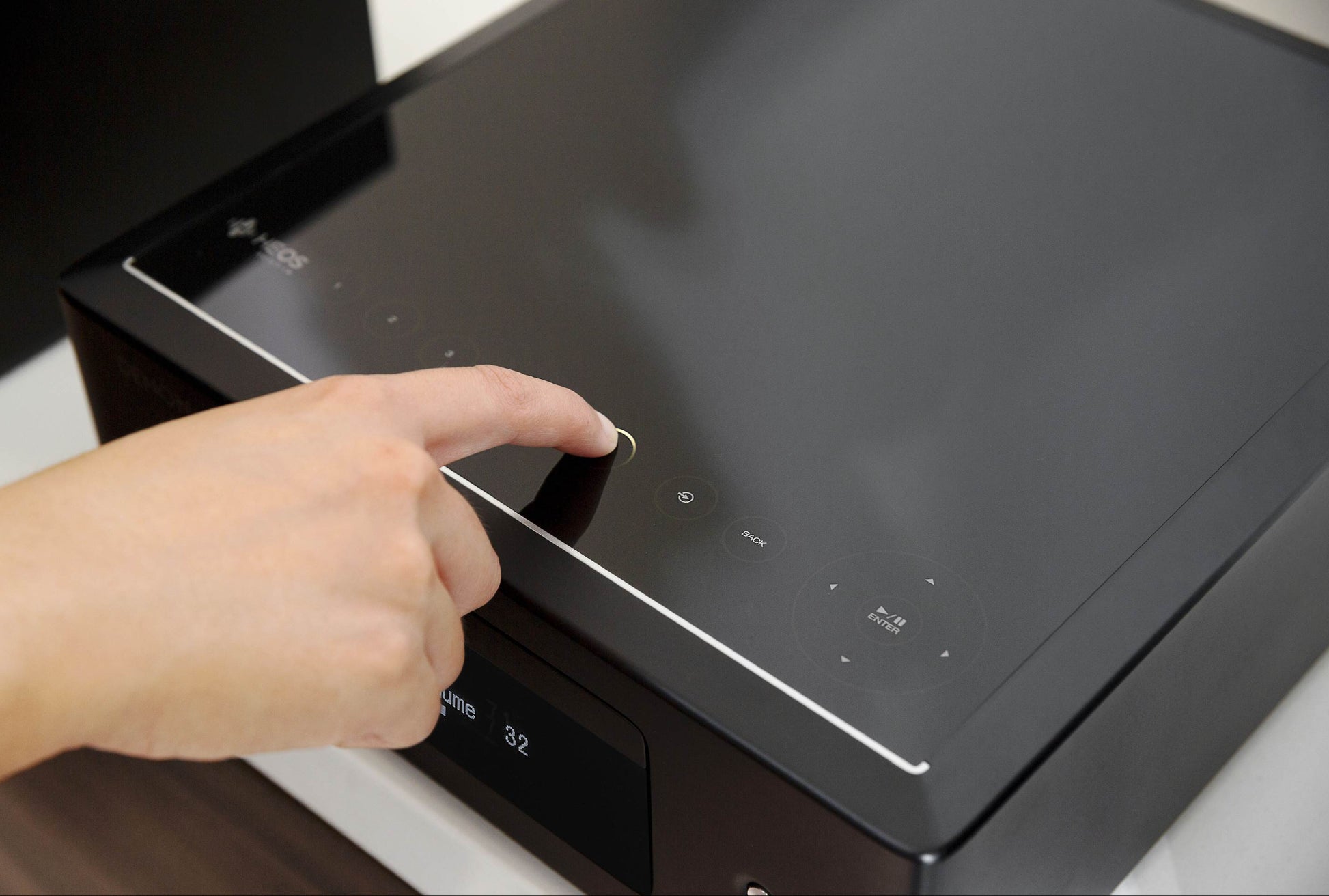 Denon CEOL N12 DAB: Popolna kombinacija vrhunskega zvoka, elegantnega dizajna in brezžične povezljivosti v enem kompaktnem mini stereo sprejemniku.