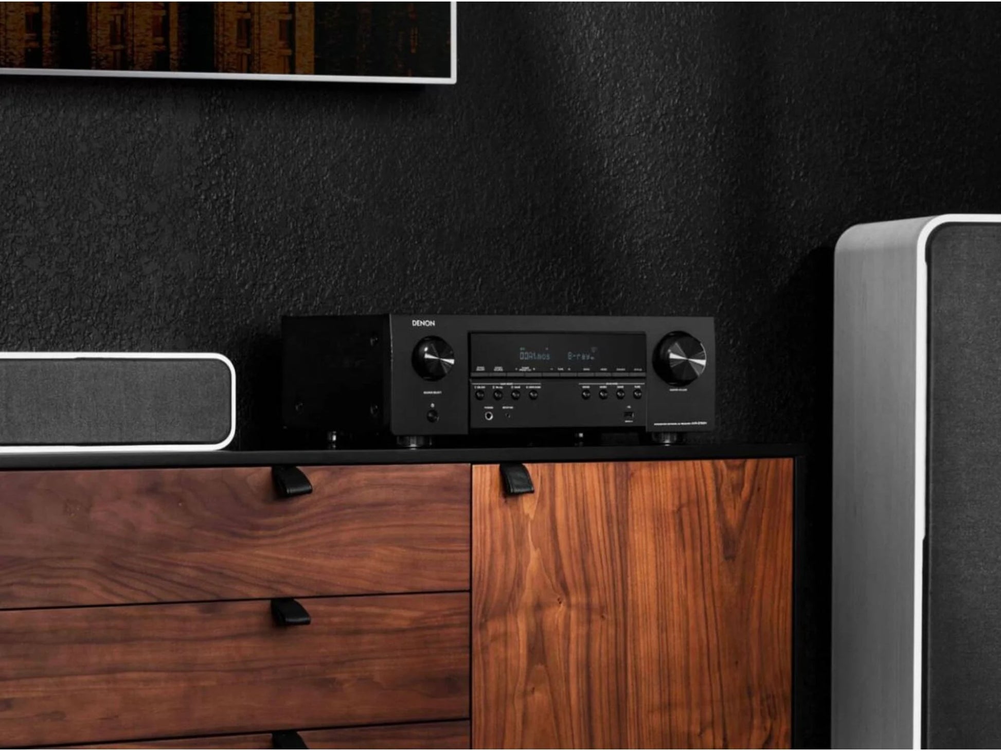 Primer uporabe Denon AVR-S760H receiverja v kombinaciji z drugimi AV komponentami v dnevni sobi.