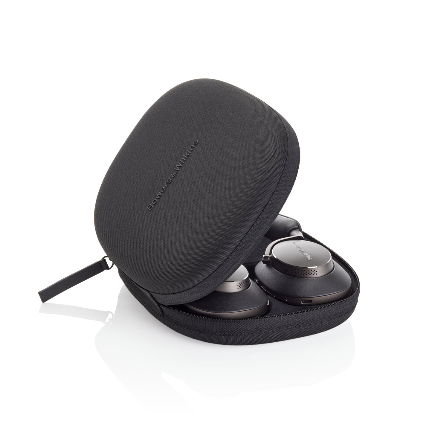 Bowers & Wilkins PX8 naglavne slušalke v elegantni torbici za shranjevanje in zaščito med potovanjem.