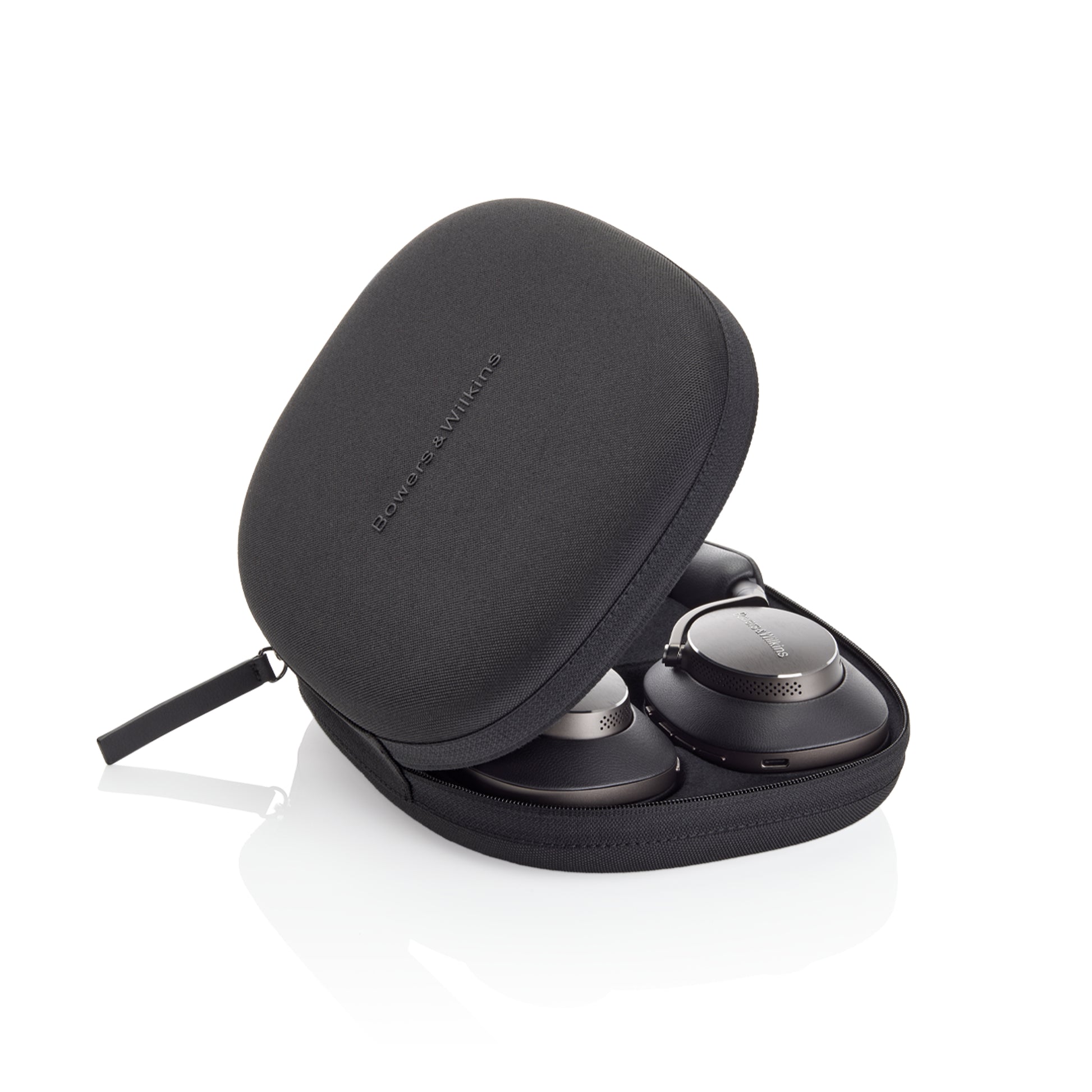 Bowers & Wilkins PX8 naglavne slušalke v elegantni torbici za shranjevanje in zaščito med potovanjem.