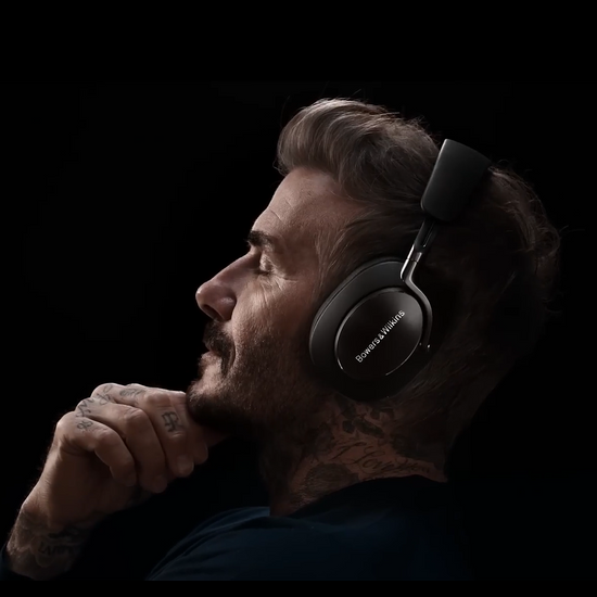 David-Beckham-nosi-truewireless-slusalke-B&W-PX8-Technotop.si