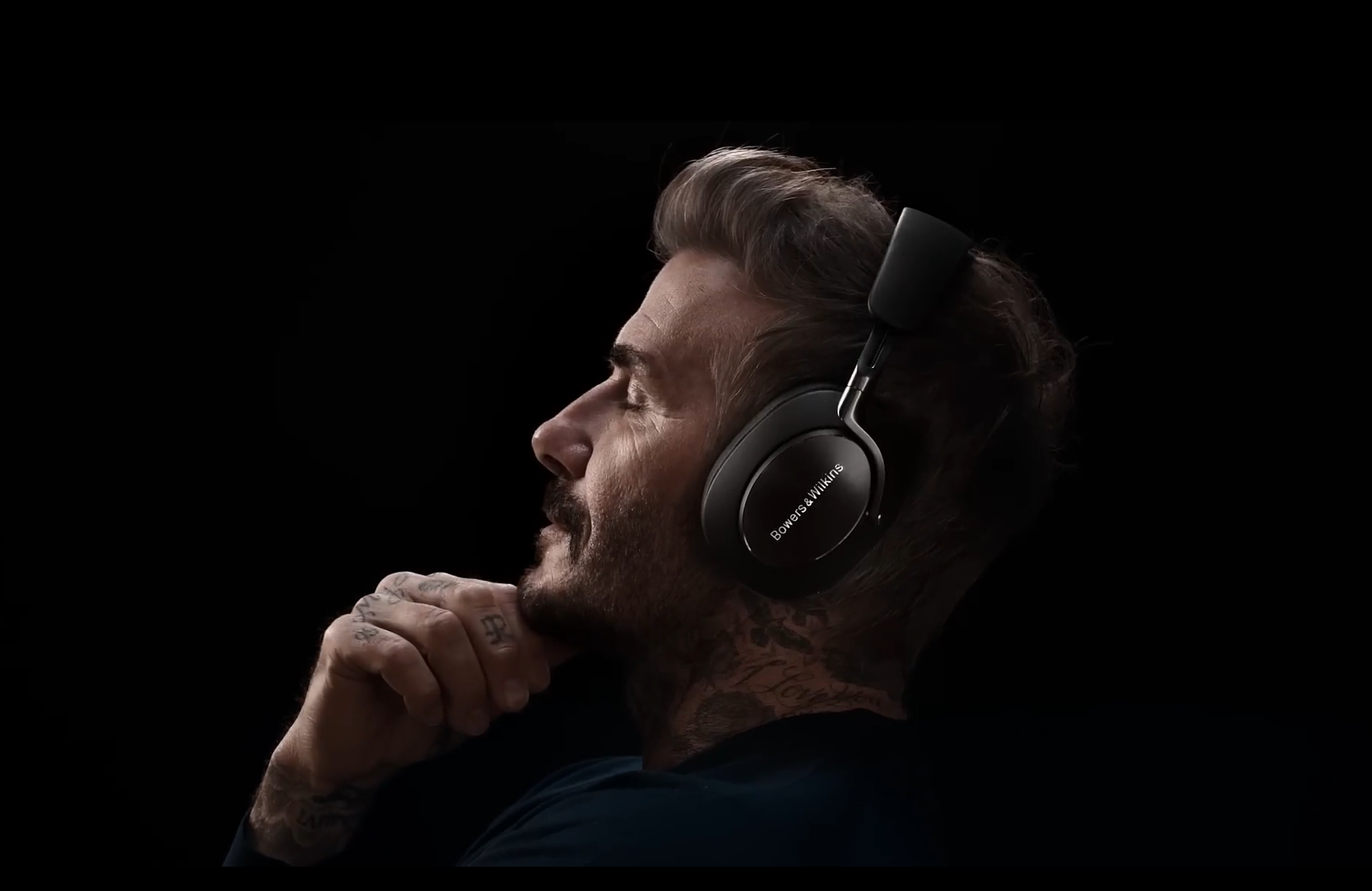 David-Beckham-nosi-truewireless-slusalke-B&W-PX8-Technotop.si