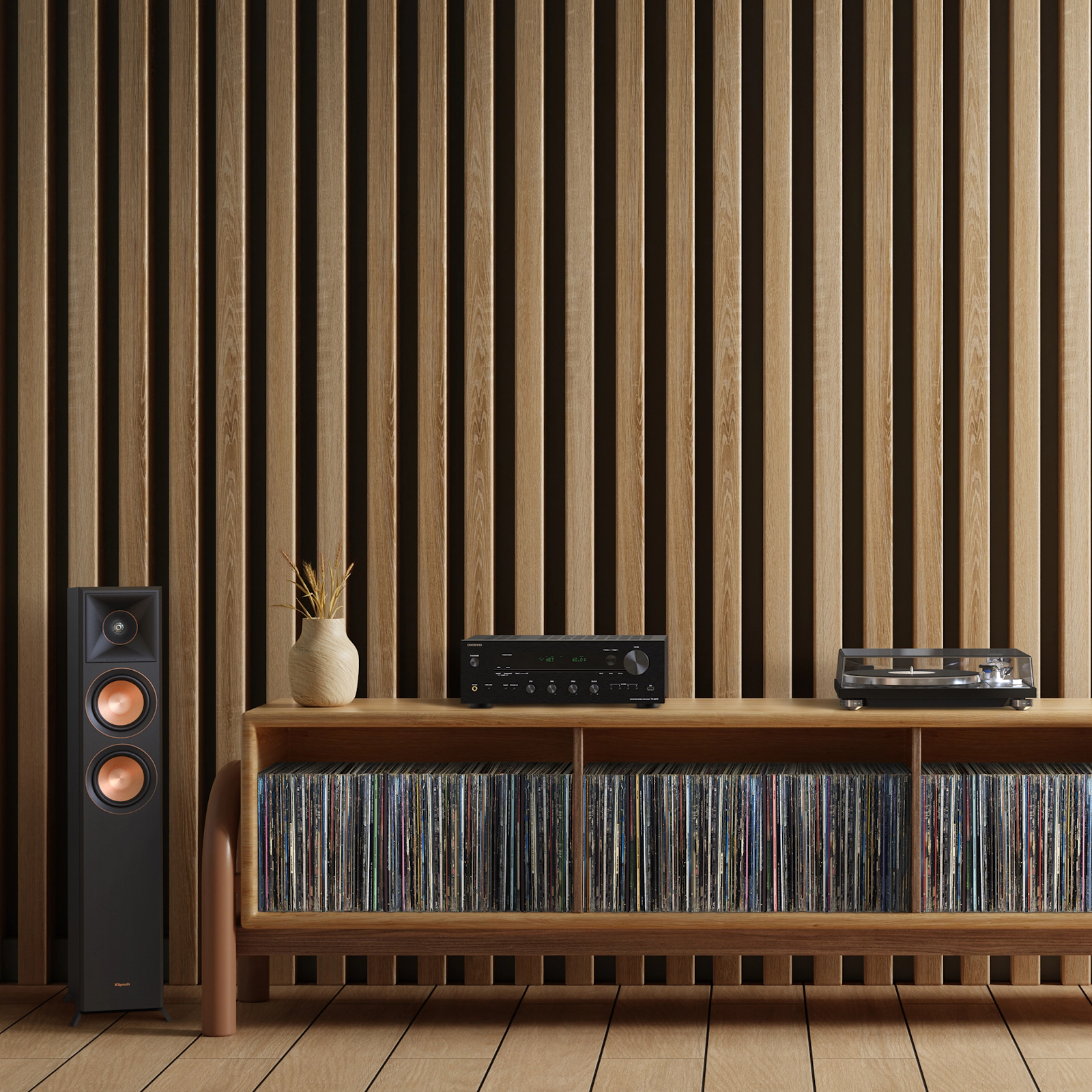 Slika stereo sprejemnika Onkyo tx 8470 v dnevni sobi z zvočniki Klipsch.