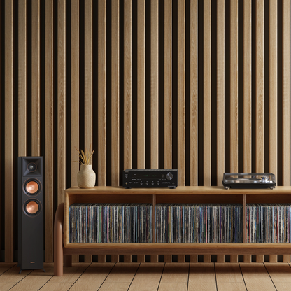 Slika stereo sprejemnika Onkyo tx 8470 v dnevni sobi z zvočniki Klipsch.