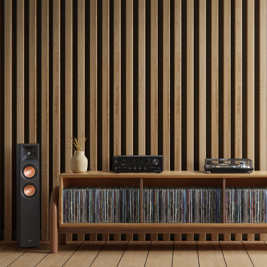 Slika stereo sprejemnika Onkyo tx 8470 v dnevni sobi z zvočniki Klipsch.