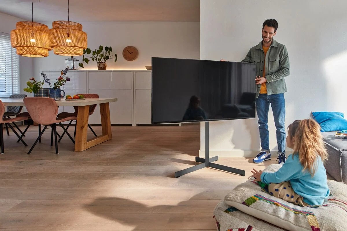 Vogels TVS 3690: Zanesljivo talno stojalo za velike TV zaslone (40-77"), ki omogoča prilagodljivo pozicioniranje in vrtenje do 90° (do 50kg).