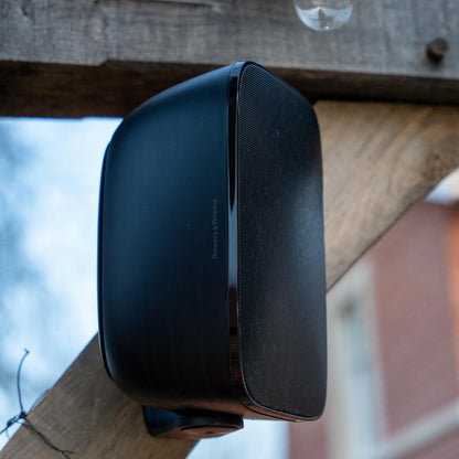 Bowers & Wilkins AM1 – Kompaktni zunanji zvočnik z napredno zaščito pred vremenskimi vplivi in vrhunsko zvočno kakovostjo.