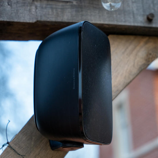Bowers & Wilkins AM1 – Kompaktni zunanji zvočnik z napredno zaščito pred vremenskimi vplivi in vrhunsko zvočno kakovostjo.